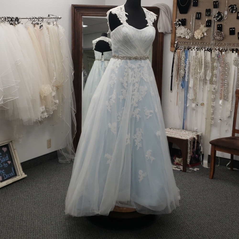 DaVinci wedding gown, size 14